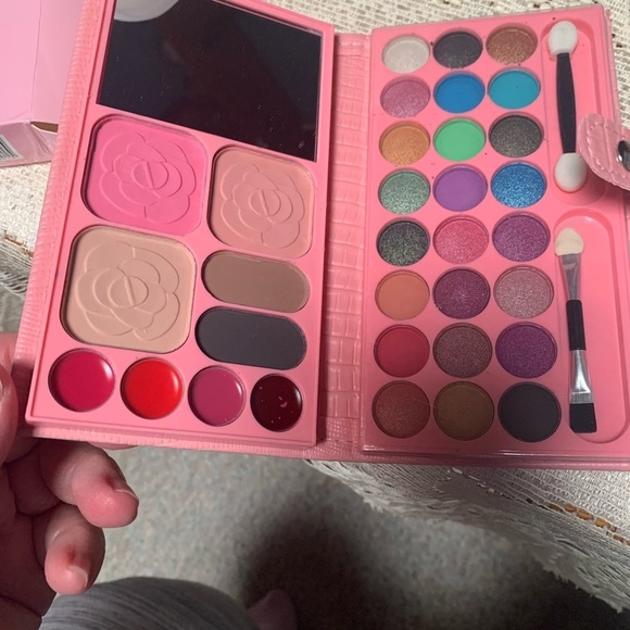 None Other - Blush and Highl and Lipless and Eyeshadow Pallet